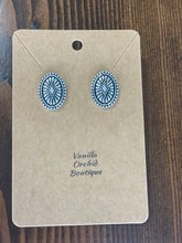 Load image into Gallery viewer, Silver earrings